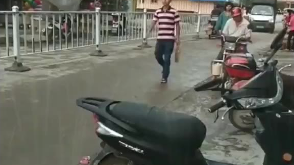 那个男人回来了!求锁好你们的电动车